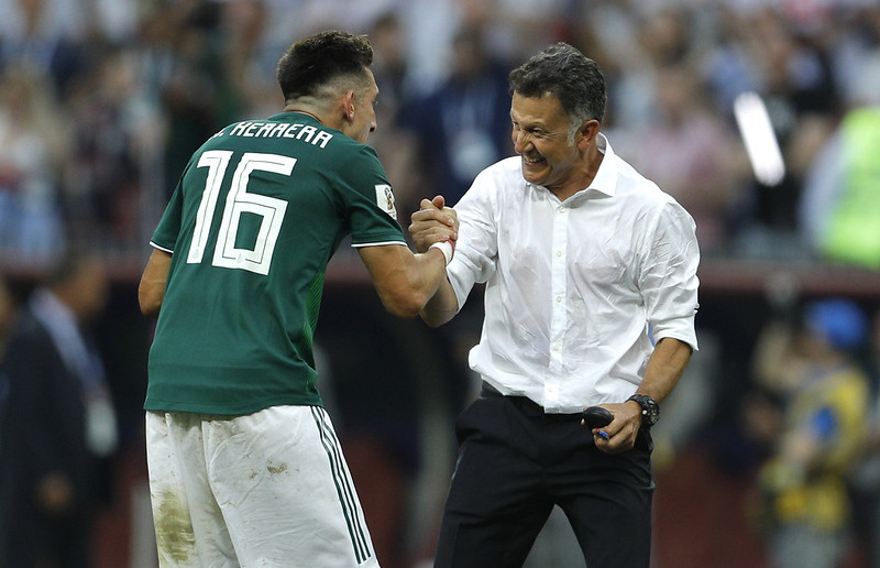 墨西哥選手和教練慶祝打倒德國。（達志影像資料照）