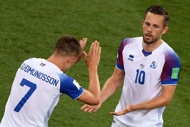 冰島主將Gylfi Sigurdsson（右）和隊友Johann Gudmundsson慶祝進球。（AFP授權）