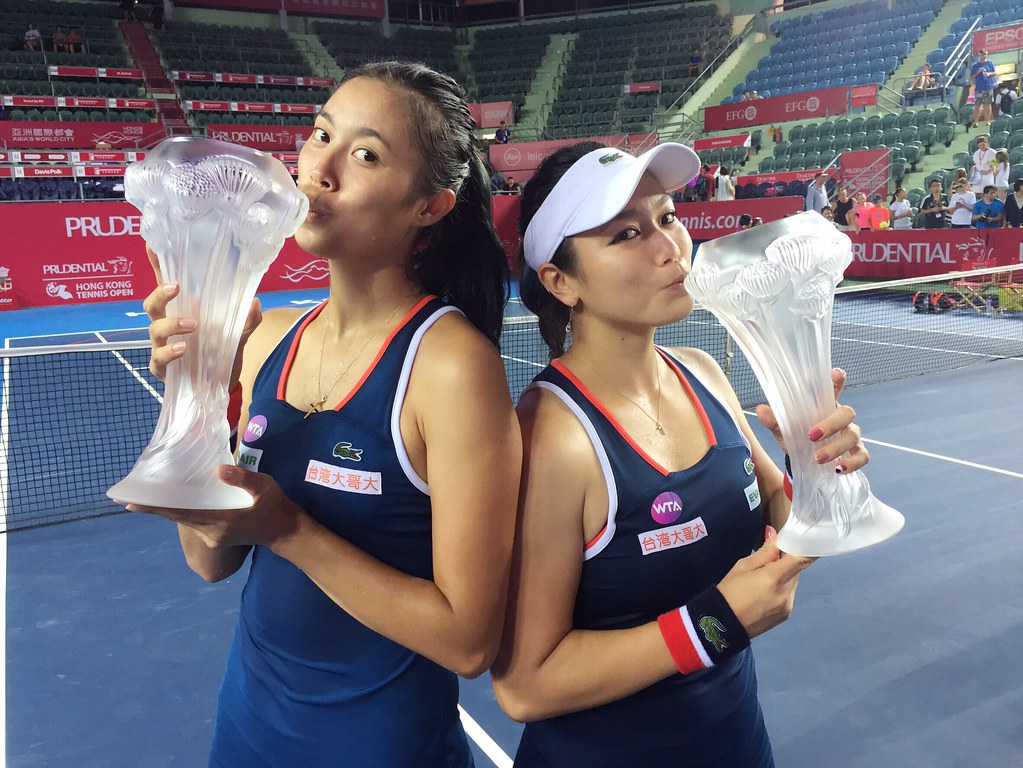 詹詠然(圖右)與詹皓晴於WTA香港女網公開賽雙打奪冠。(劉雪貞提供)