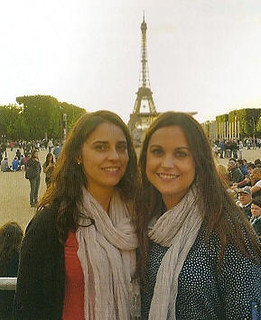 Marta amb la seva germana a París.