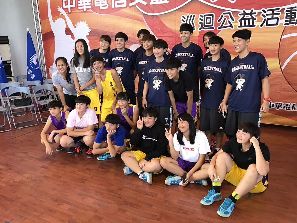 中華電信球員與參加公益盃球賽的選手。（鍾亞芳/攝）