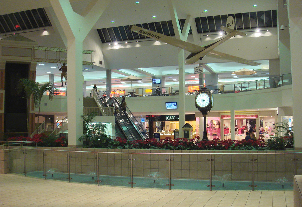 Concourse at Arnot Mall | Veteran Arnot Mall has been in Hor… | Flickr