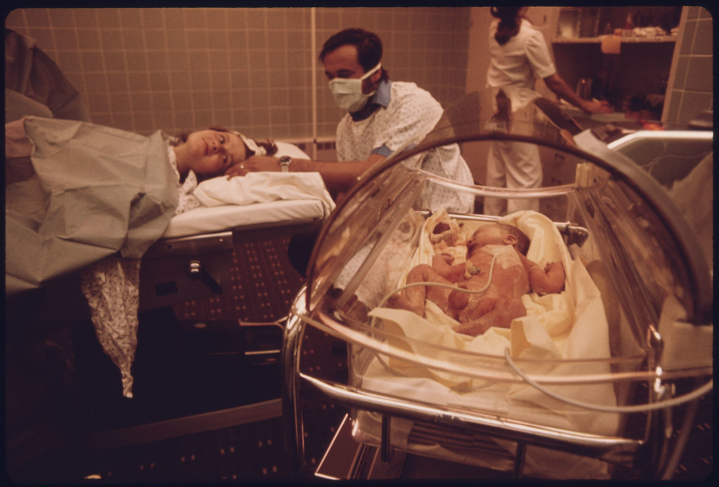 woman-who-has-just-given-birth-in-the-delivery-room-of-lor-flickr