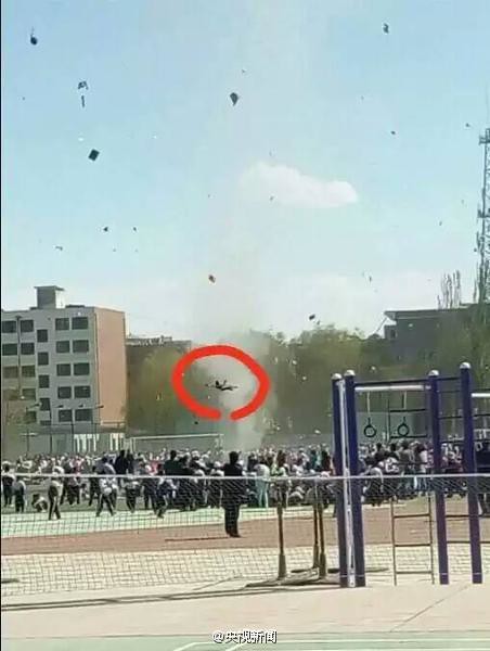 Gansu province a primary school sports meet was tornado strike, students injured after being rolled up several metres high