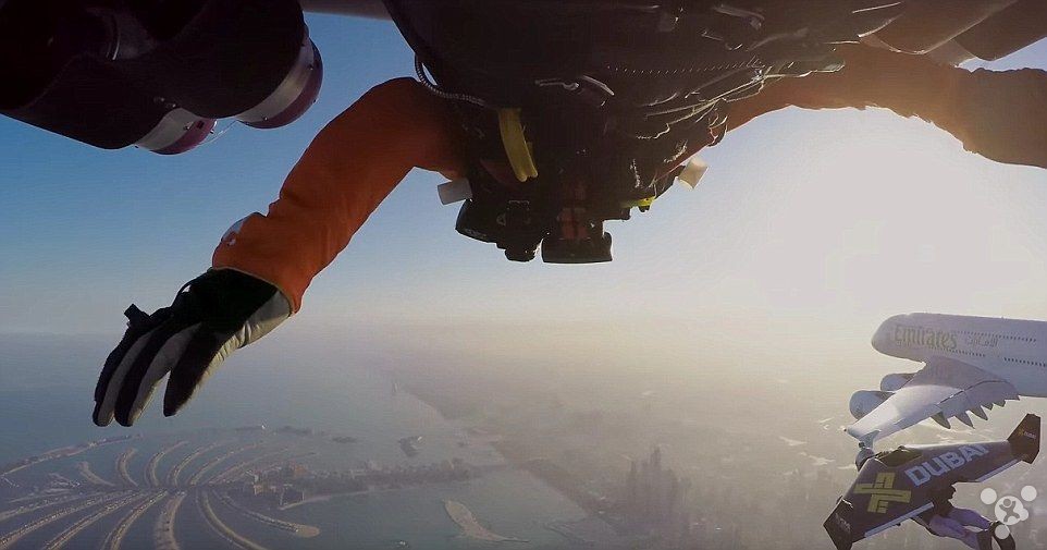 Super gorgeous! Jetpack staged over Dubai plane Chase