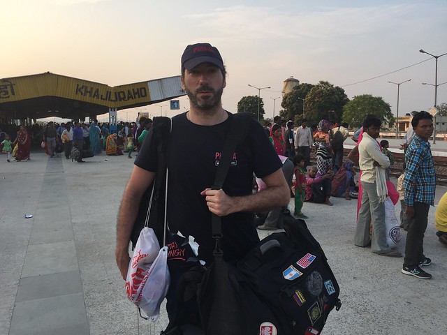 Víctor Alonso en la Estación de Khajuraho (India)