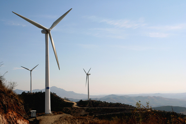 再生能源發電佔2015年新增電力的90%，圖中為中國的風力發電設施。Land Rover Our Planet（CC BY-ND 2.0）