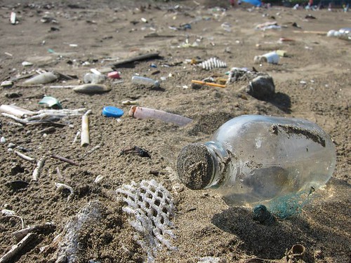 沙灘上各類廢棄物。圖片來源：本報資料照片。