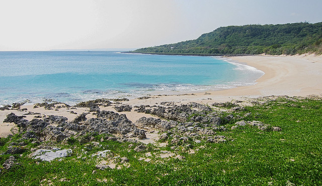 世界級的貝殼沙沙灘─墾丁砂島，雖只能遠觀卻是必要的保育之道。攝影：林育朱。
