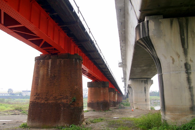 台鐵高架化後，具有古蹟價值的舊鐵橋並未拆除，由縣府認養活化利用。攝影：李育琴