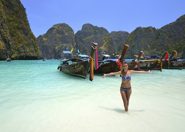 Diana posando frente a la barca que nos trajo hasta Maya Bay, la playa de Leonardo DiCaprio