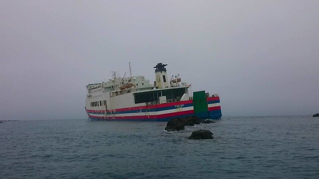 尚未完成抽油作業的澎湖耘海輪，已擱淺月餘。圖片來源：陳盡川。