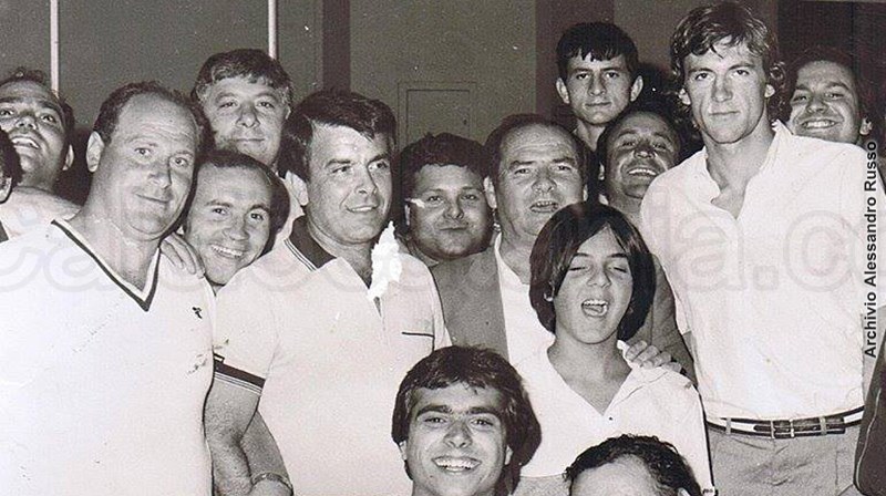 Un sorridente Angelo Massimino, tra Aldo Cantarutti, un giovane Alessandro Russo e tanti tifosi...