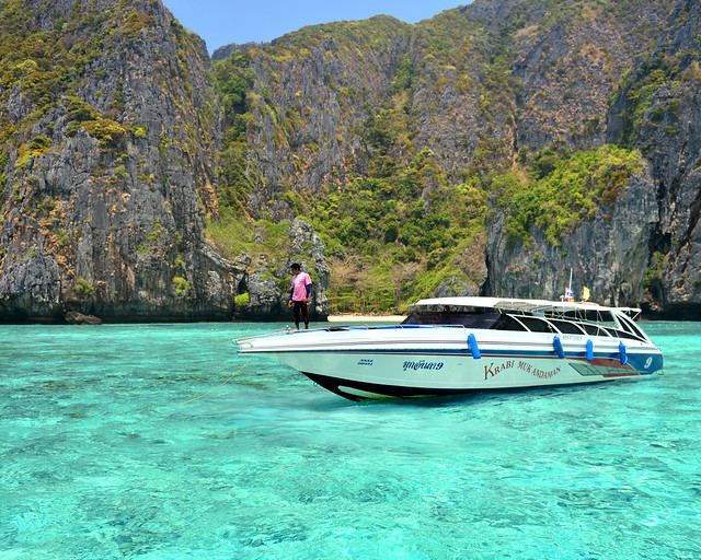 Speedboat flotando sobre las preciosas aguas que rodean la laguna de Maya Bay