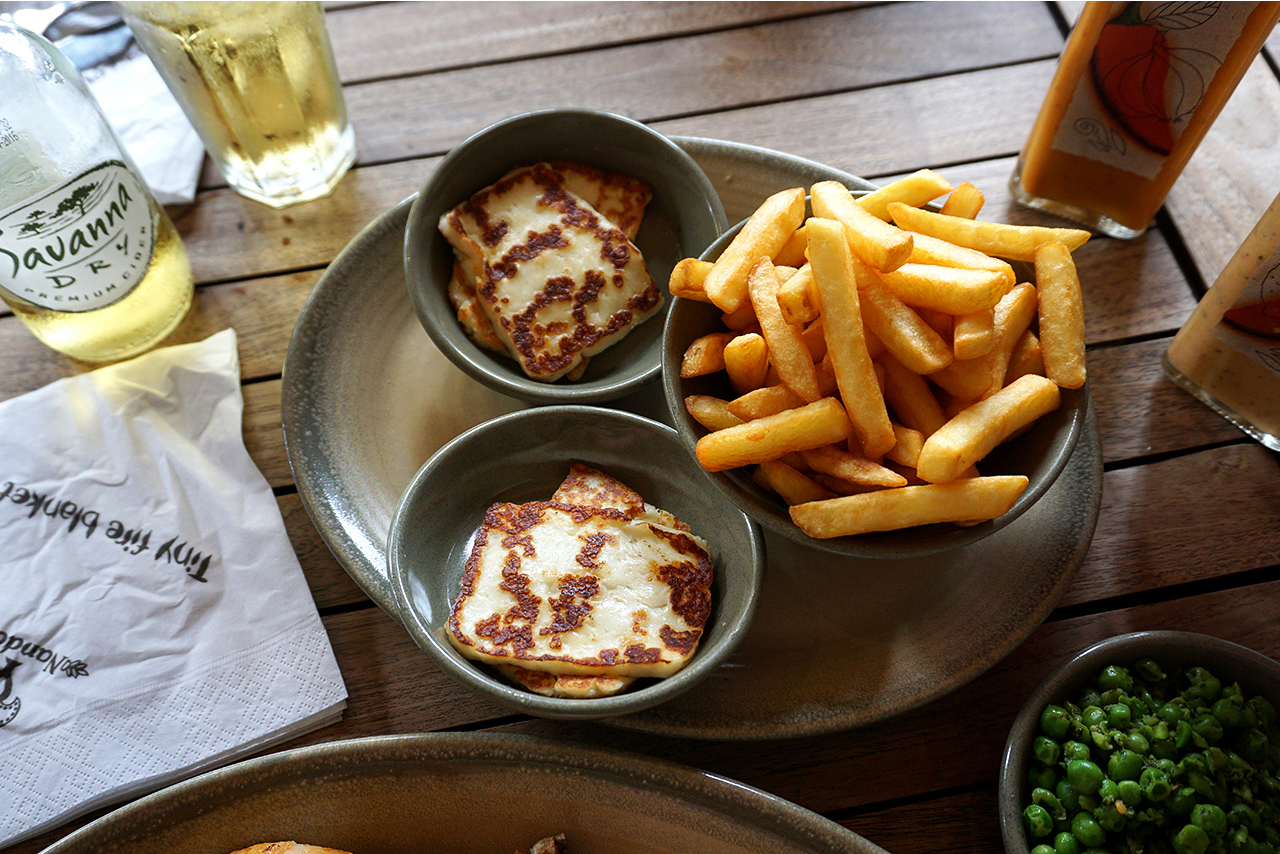 Grilled halloumi, chips, macho peas and Savana Dry cider | Nando's | my gluten free Islington guide