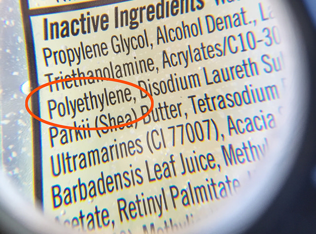 避免使用柔珠產品並不困難。只要確認產品中不含聚乙烯（polyethylene）和聚丙烯（polypropylene）即可。圖片來源：MN Pollution Control Agency（CC BY-NC 2.0）。