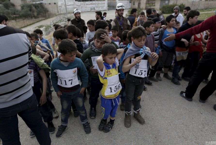 Syria children run \