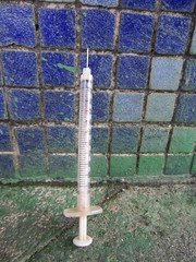 廢棄針筒@國聖埔沙灘 (在沙灘上發現廢棄針筒，不論這是否是從醫療院所流出的垃圾或是使用在其他用途的針筒......都對人身以及環境造成不小的威脅)
