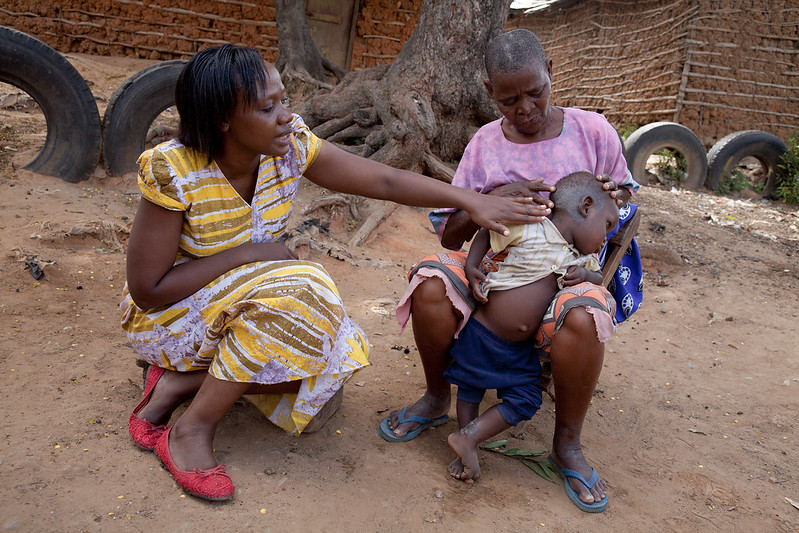 歐米多與一位孫子遭受鉛毒的女性會面。歐米多正基於憲法賦權，向肯亞政府提起訴訟，要求肯亞參議院衛生委員履行諾言，清理當地受汙染的環境，並照顧當地居民。圖片來源：Goldman Environmental Prize