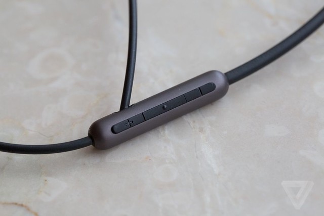 Misfit first wearing a wireless earphone: support health tracking