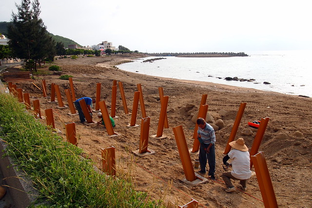 工程包商在後灣施做海堤改善工程，為觀景平台打樁。攝影：李育琴