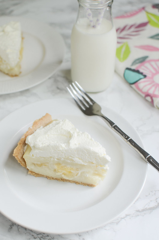 Banana Cream Pie - this no bake pie is the perfect summer dessert! Layers of vanilla custard, sliced bananas, and whipped cream in a graham cracker crust. So delicious!
