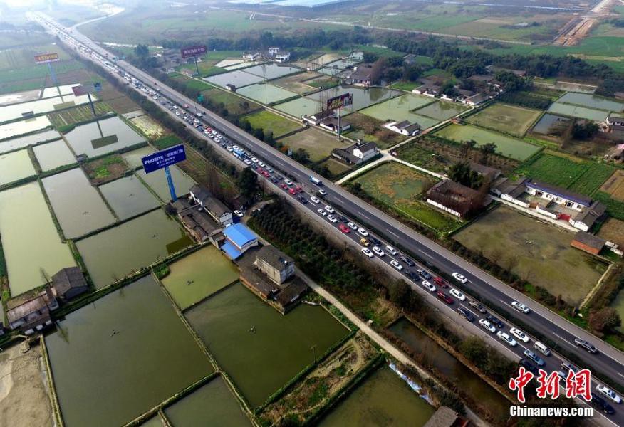 Sichuan Highway usher in lunar new year return peak