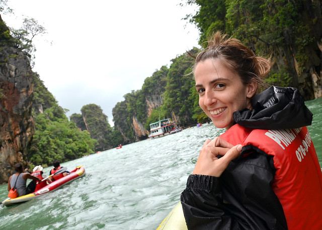 Diana en kayak por la bahía de Phang Nga
