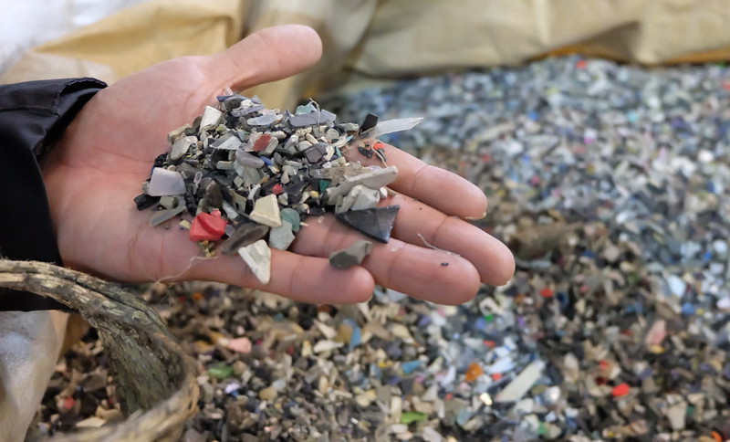 混合型的塑膠廢料，是現行回收再利用產業較難處理的問題。 攝影：陳文姿