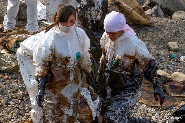 29日，除汙人員穿著保護衣而充滿油污。圖片來源：Kai Chou。