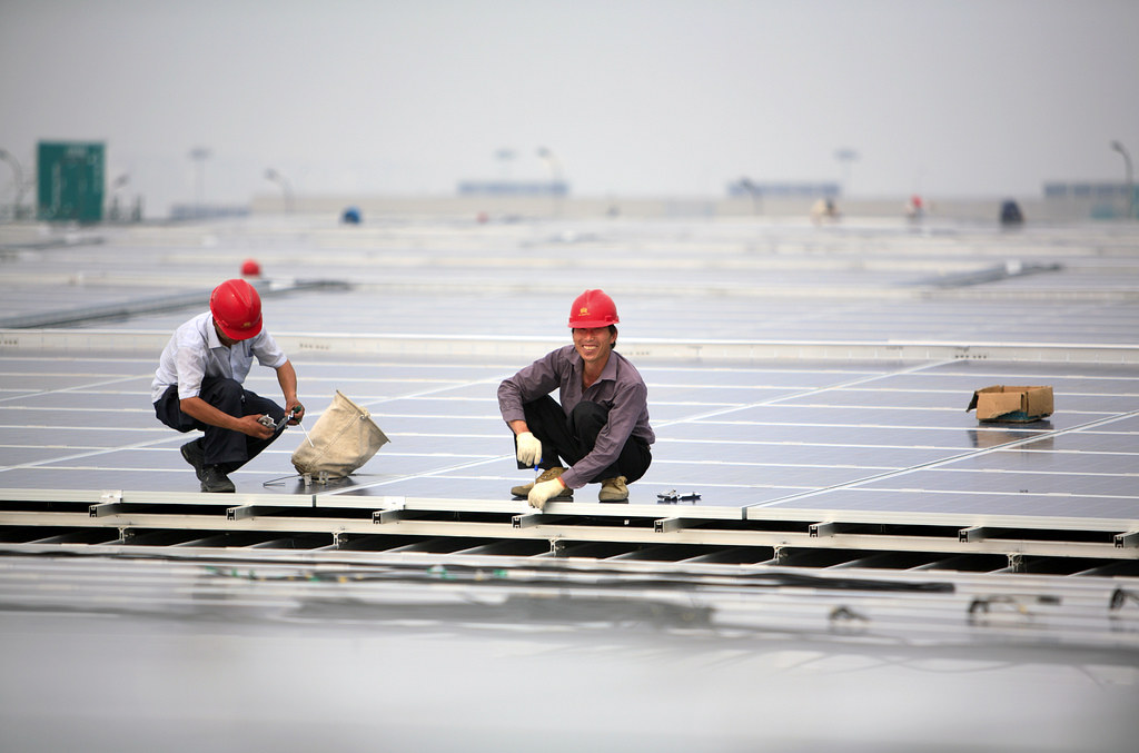 施工人員正在鋪設上海一處太陽能屋頂。攝影：Jiri Rezac。圖片來源：The Climate Group(CC BY-NC-SA 2.0)