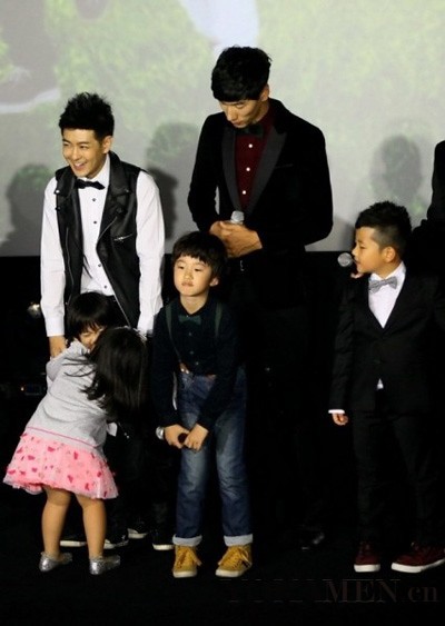 Tian Liang Lin to become the fashion bar foreign handsome dad dress model