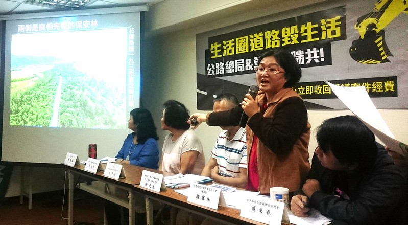 台灣環境保護聯盟花蓮分會理事長鍾寶珠講述193線道拓寬案遭抗爭的理由。攝影：賴品瑀。
