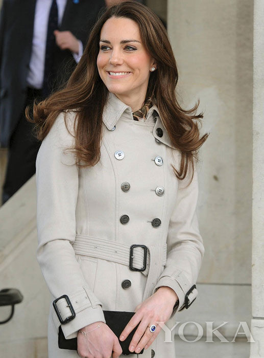 Kate deductive Burberry trench coat