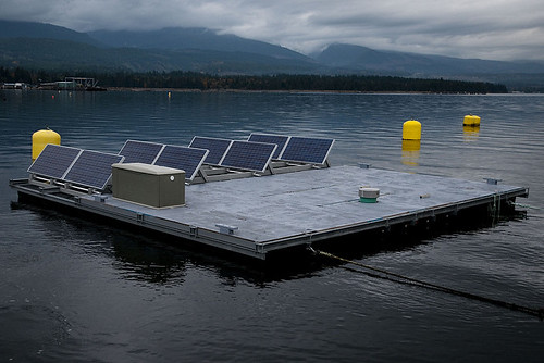 漂浮的太陽能發電裝置，示意圖。圖片來源：VIUDeepBay（CC BY 2.0）