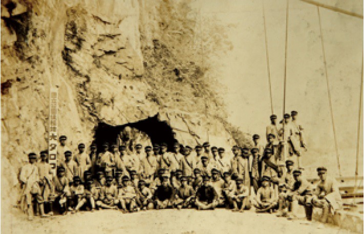 遊人在峽口合影，是太魯閣的代表地景。圖片來源：玉山社。