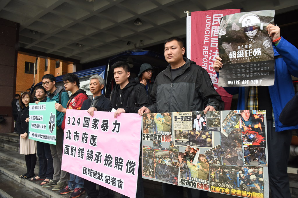 針對兩年前行政院強制驅離事件，義務律師團協助其中30位受傷民眾向台北地方法院提起國家賠償訴訟。（攝影：宋小海）