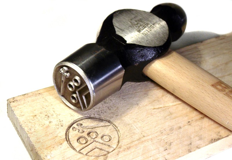 martillo para marcar troncos de madera