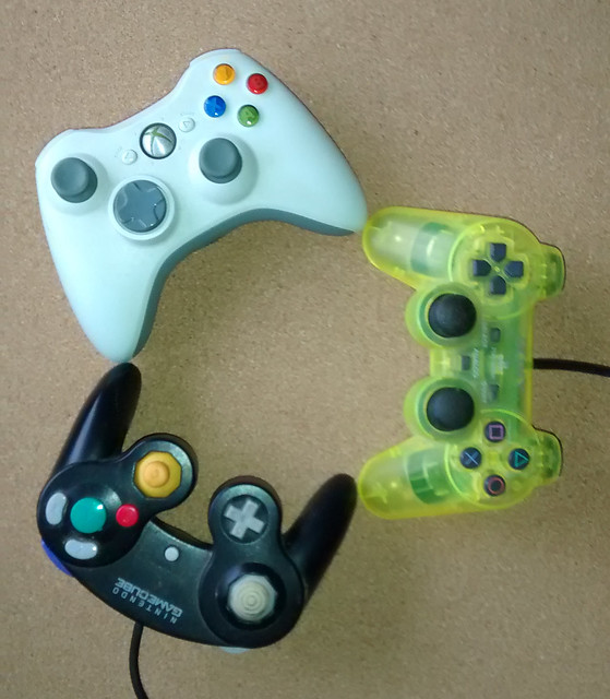 mandos de videoconsola. Xbox, GameCube y PlayStation. Gamer