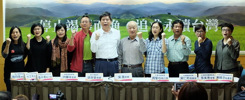 詩人吳晟（右五）發起環境優先陣線，挺綠社盟環保立委入國會。攝影：陳文姿