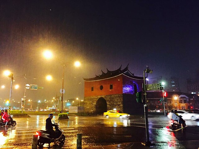 細雨濛濛中的北門，加上三井及周邊文化資產，說一個複雜的故事。圖片來源：圖片來源：Yulin Huang。