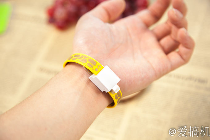Fashion bracelets can be worn on the hands of iPhone5 data cable