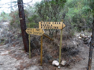 Les deux panneaux à l'embranchement sur le sentier RG du Cavu