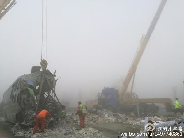 Shenhai speed this morning a long-distance sleeper bus collided with two trucks, 8 dead, 17 injured