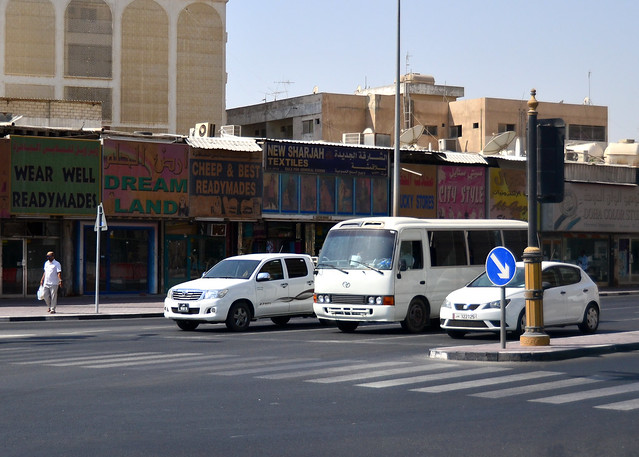 Una calle cualquier de Doha en Qatar con sus carteles y coches