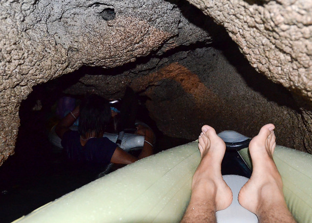 Mis pies en el interior de la cueva de Koh Phanak donde rozabamos con todo a oscuras
