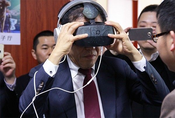 Kinam Kim, President of Samsung's semiconductor business visits friends VR