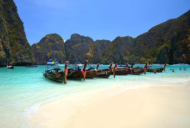 Preciosa panorámica de Maya Bay con las barcas tradicionales tailandesas en la orilla