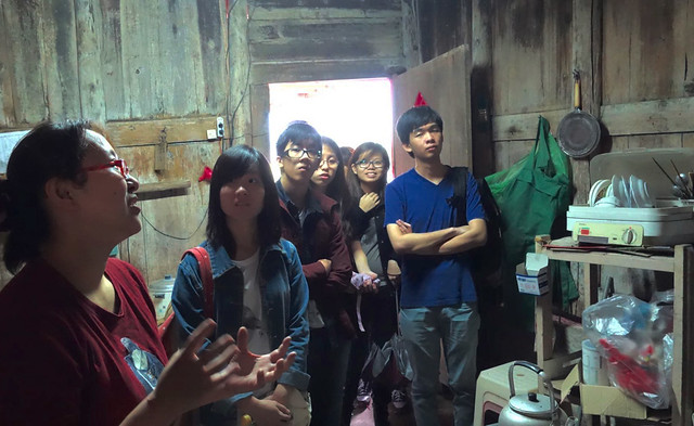 詹怡真（左一）向新加坡遊客介紹自己的木造老家，一段台灣農村古厝與民俗文化的巡禮。（圖片來源：詹怡真提供。）