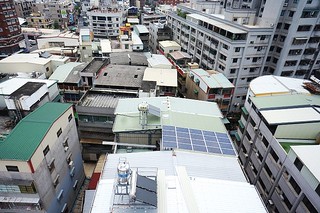 解放屋頂，法令提供屋頂綠化、光電和儲水設施獎勵辦法。圖片提供：高雄市工務局